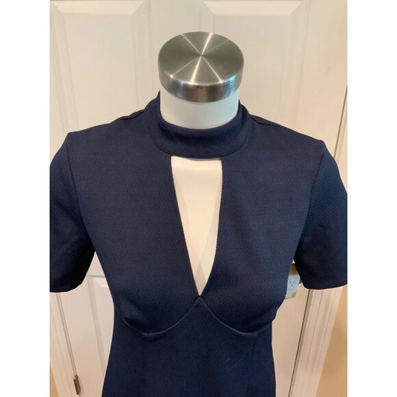 Trina Turk Navy Blue Short Sleeve Deep V-Neck Dress, Size 2 (US) NWT! - Picture 2 of 6